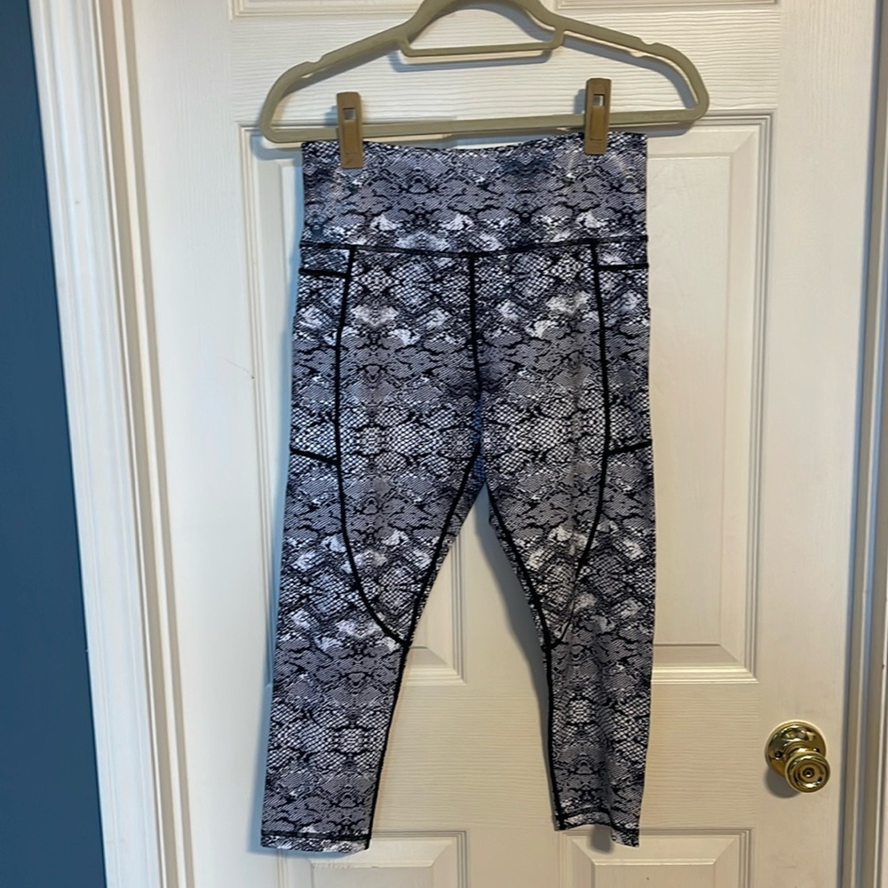 ZYIA Cobra Metallic Light ‘n’ tight Capri leggings